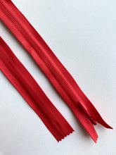 Fermoar rezistent, ascuns, brand YKK, culoare rosu deschis, 70 cm lungime